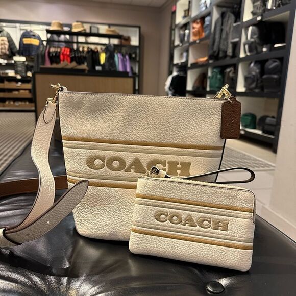 Bundle NWT Coach Logan Duffle bag and Corner zip Wristlet With Coach Stripe‎ - Picture 1 of 13